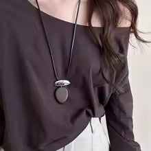 Collar Vintage Colgante Ovalado Negro – Madera Mate Cuerda de Cuero Ajustable