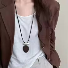 Collar Vintage Colgante Ovalado Negro – Madera Mate Cuerda de Cuero Ajustable